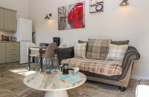 St. Brides Netherwent Cabaña | BOTTOM LODGE, pet friendly, with hot tub in Penhow