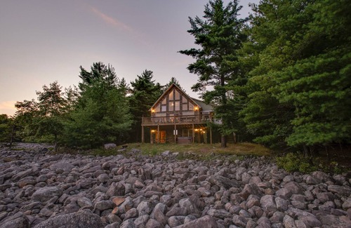 Lake Harmony Estates Chalet De Esquí | Boulder Field Lodge | HOT TUB, Deck, Arcade + Fireplaces!