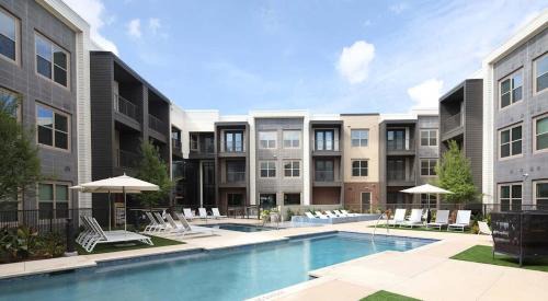 McKinney Apartamento | Boulevard Stays Pool Gym Parking 1BR King Suite A