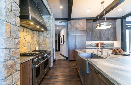 Ponderosa Palisades Casa | Bound to Impress. Private Hot Tub, Golf Access & Exclusive Club Amenities!