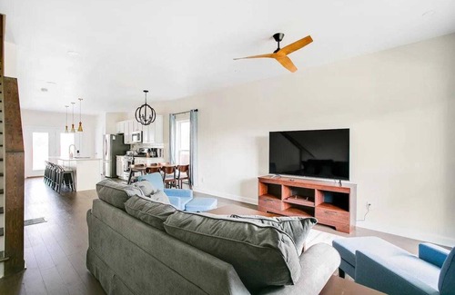 Smoketown Jackson Casa | Bourbon Trail-Chefs Kitchen-Fenced Yard-Parking