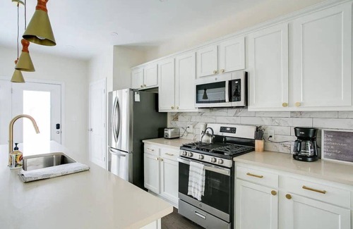 Smoketown Jackson Casa | Bourbon Trail-Chefs Kitchen-Fenced Yard-Parking