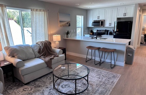 North Oak Park Casa | Brand New 1-bdr with Ultra-Fast 5G Internet, walk to UC Davis Med and Shriners