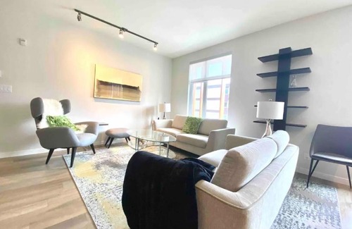 Sidney Apartamento | Brand New 3-Bedroom Condo in the Heart of Sidney