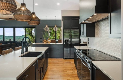 Tuxedo Casa | Brand New 5-Bedroom Modern Mountain Top Home