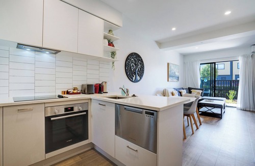 Auckland Casa | Brand New House by Botany - Parking