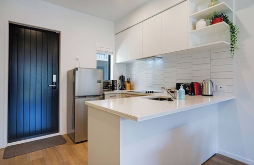 Auckland Casa | Brand New House by Botany - Parking