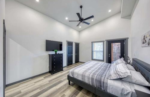 Chalet Village Casa | Brand-New Luxury Cabin with Game Room & Hot Tub near Downtown Gatlinburg, TN