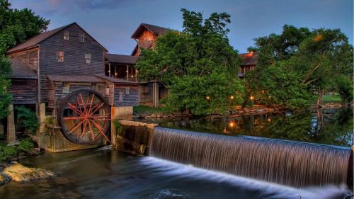 Chalet Village Casa | Brand-New Luxury Cabin with Game Room & Hot Tub near Downtown Gatlinburg, TN