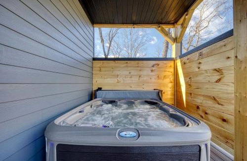 Chalet Village Casa | Brand-New Luxury Cabin with Game Room & Hot Tub near Downtown Gatlinburg, TN