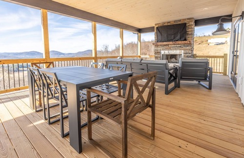 Hendersonville Casa | Brand new modern mountain cabin with incredible views!! Game room, fire pit..