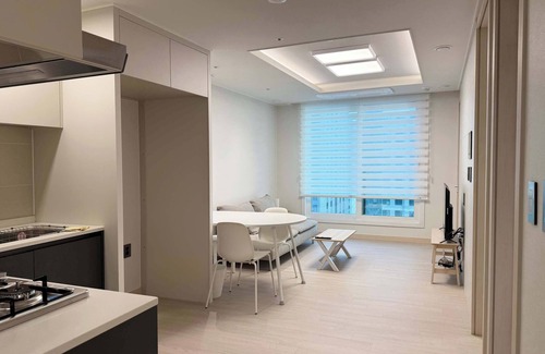 Seongnae-dong Apartamento | Brand new spacious apt. 2 rooms, line 5/9, Olympic, KSPO, VHS, Asan, Lotte Tower