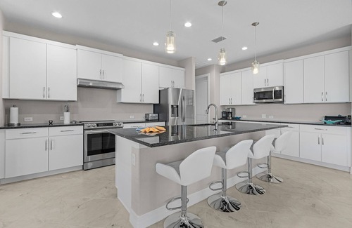 South Gulf Cove Villa | Brandnew (2024) Villa with huge pool on the water