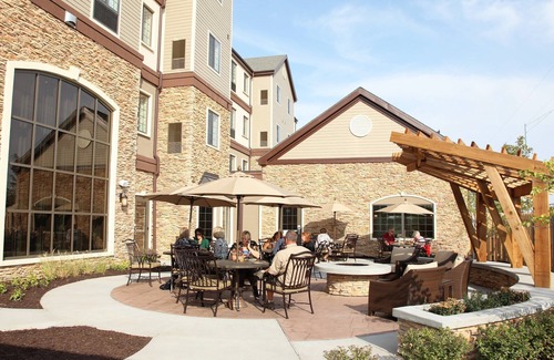 Lincoln Condominio | Breakfast, Pool, Explore Univ of Nebraska