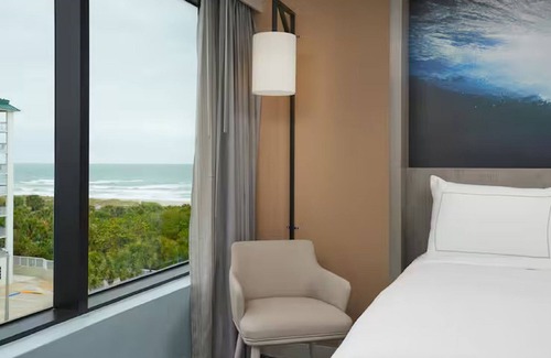 Cocoa Beach Hotel | Breath the Sea Breeze! 2 Comfortable Units, Beachfront, Pool, Parking!