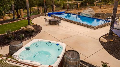 Temecula Casa | Breathtaking Meadows by AvantStay Temecula Group Retreat Pool Pickleball Firepit Hot Tub