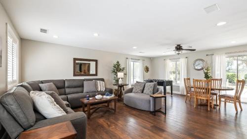 Temecula Casa | Breathtaking Meadows by AvantStay Temecula Group Retreat Pool Pickleball Firepit Hot Tub