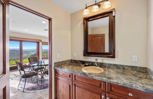 San Diego County Casa | Breathtaking retreat in the wine country close to Safari Park, shopping, dining!