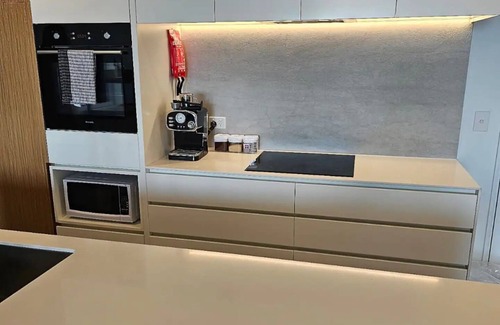 Heidelberg Heights Apartamento | Breathtaking Skyline views. 3 bedrooms 2 bathrooms. Master bedroom with ensuite