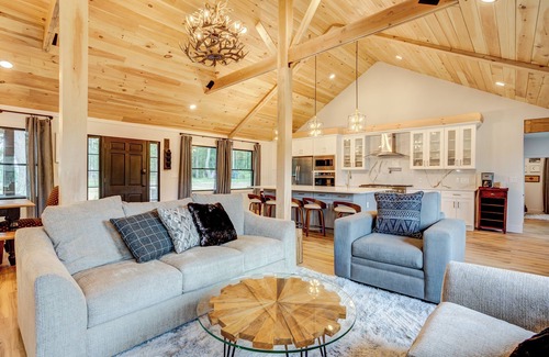 Swan Lake Casa | Breathtaking views, rolling hills, firepit, deck, Hibachi table , king beds