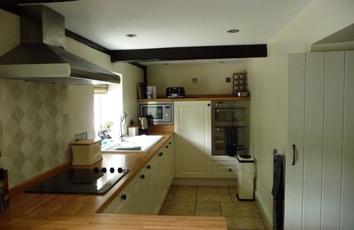 Holme Cabaña | Ladrillo y pedernal mascota amigable casa a pocos pasos de la playa de arena y pub