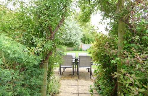 Holme Cabaña | Ladrillo y pedernal mascota amigable casa a pocos pasos de la playa de arena y pub