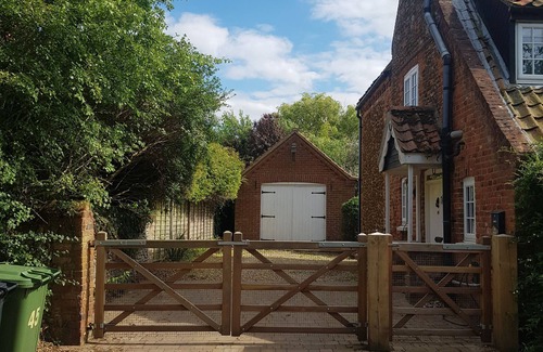 Holme Cabaña | Ladrillo y pedernal mascota amigable casa a pocos pasos de la playa de arena y pub