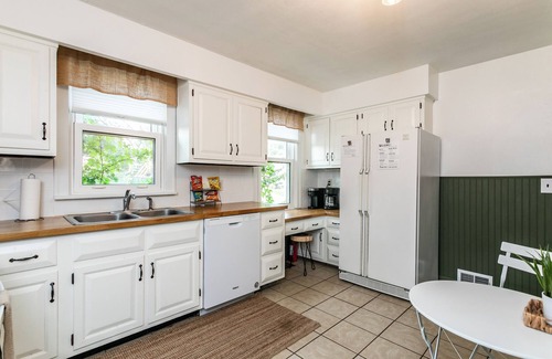 Edwardsville Casa | Brick B&B - Entire House in Downtown Edwardsville