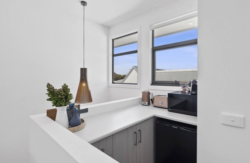 Barwon Heads Casa | Bridge Road Beach House, Barwon Heads, Sleeps 12. Disability accessible