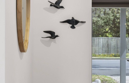 Barwon Heads Casa | Bridge Road Beach House, Barwon Heads, Sleeps 12. Disability accessible