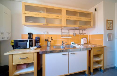 Condrieu Apartamento | Bright, 2 bedrooms, central, garage and balcony