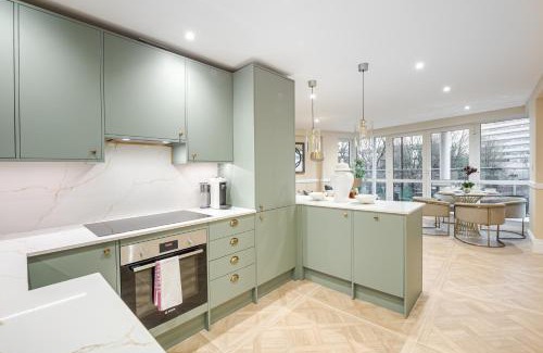 Turnham Green Apartamento | Bright 2Bd 2Bth Apartment with Private Balcony and AC