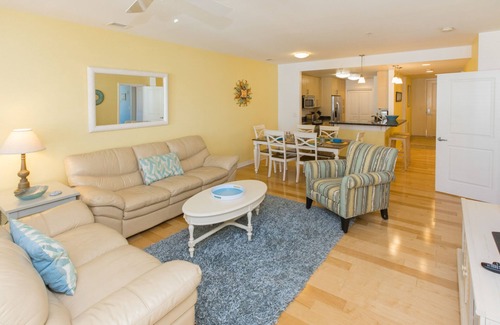 Sandbridge Condominio | Bright 3rd-floor courtyard condo with balcony, pools, gym, & AC