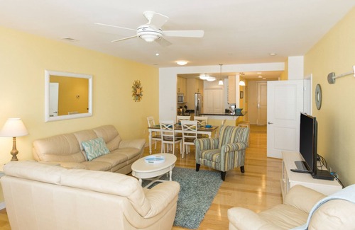 Sandbridge Condominio | Bright 3rd-floor courtyard condo with balcony, pools, gym, & AC