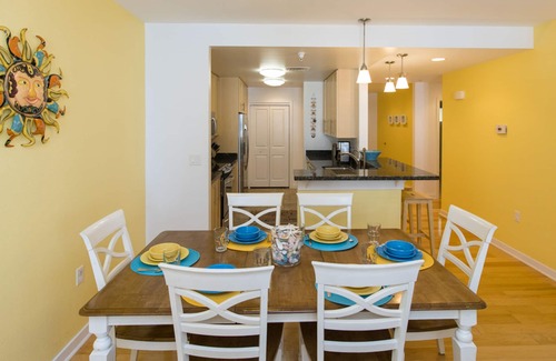 Sandbridge Condominio | Bright 3rd-floor courtyard condo with balcony, pools, gym, & AC