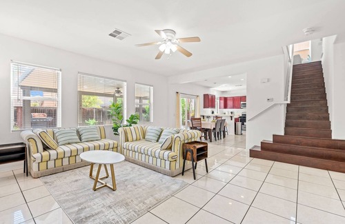 Moreno Valley Casa | Bright Airy 5B Home Workspace Outdoor Lounge