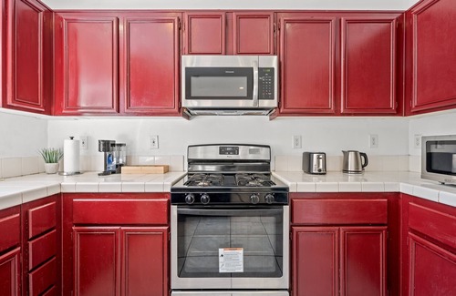 Moreno Valley Casa | Bright Airy 5B Home Workspace Outdoor Lounge