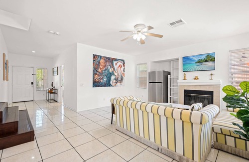 Moreno Valley Casa | Bright Airy 5B Home Workspace Outdoor Lounge