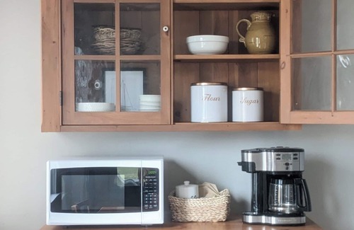 Dunnville Cabaña | Bright and Cheery Cottage in Quaint Beach Village