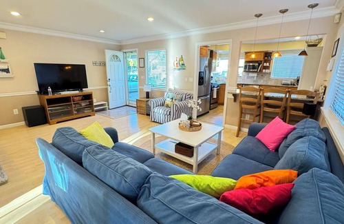 Eastside Santa Cruz Casa | Brillante y colorido - ¡Ideal para familias! Corto paseo a las mejores playas de la ciudad!