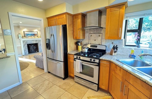 Eastside Santa Cruz Casa | Brillante y colorido - ¡Ideal para familias! Corto paseo a las mejores playas de la ciudad!