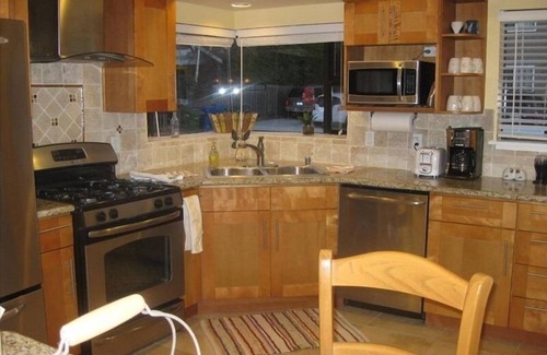 Eastside Santa Cruz Casa | Brillante y colorido - ¡Ideal para familias! Corto paseo a las mejores playas de la ciudad!