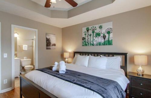 Hope Gardens Casa | Bright and Fresh Large Backyard Minutes to Broadway