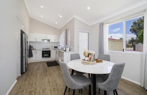 Thornlie Casa | Bright and Spacious 2-Bed Thornlie Family Home
