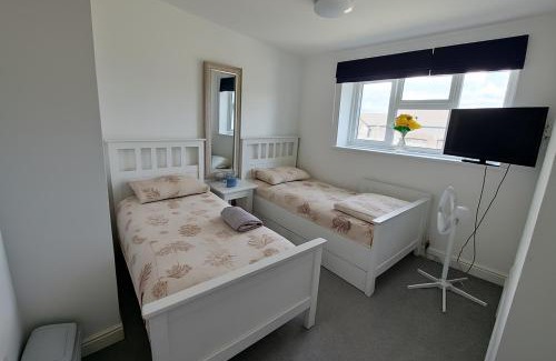 London Borough of Hounslow Casa | Bright and Spacious King & Double Rooms, Free Private Parking, Close to Heathrow