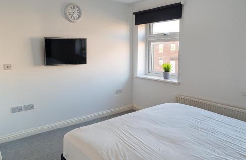 London Borough of Hounslow Casa | Bright and Spacious King & Double Rooms, Free Private Parking, Close to Heathrow
