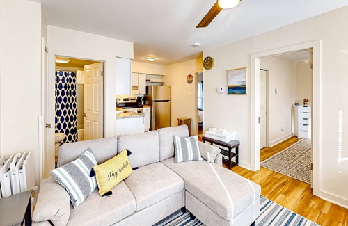 Glens Falls Apartamento | Bright apartment with large covered balcony - steps to town