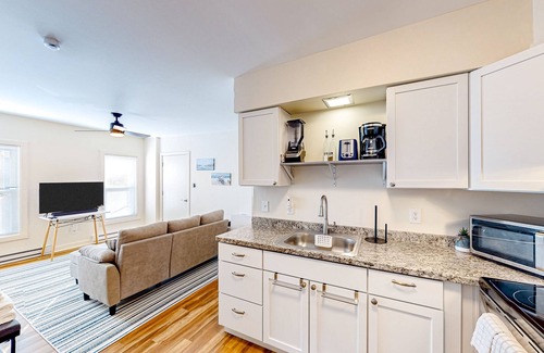 Glens Falls Apartamento | Bright apartment with large covered balcony - steps to town