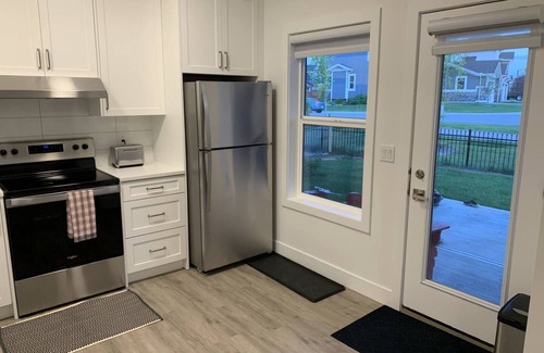 Cochrane Apartamento | Bright Basement Suite Close to the Mountains