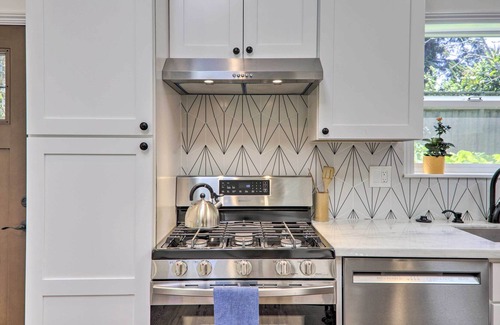 Oakland Cabaña | Bright & Cheerful Bungalow in Heart of Oakland!